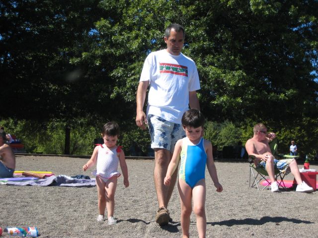 Lola, Sara y Gabi llegando a la playa