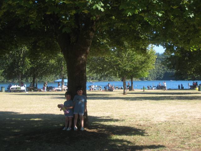 Lola y Sara posando para mostrar el parque