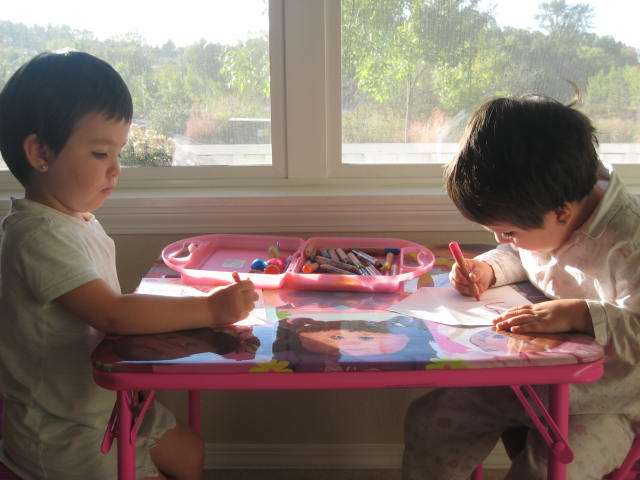 Lola y Sara preparando la tarjeta para Andreu
