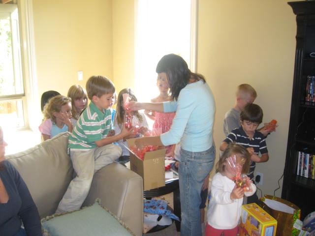 Cristina repartiendo bolsa con sorpresas a los niños
