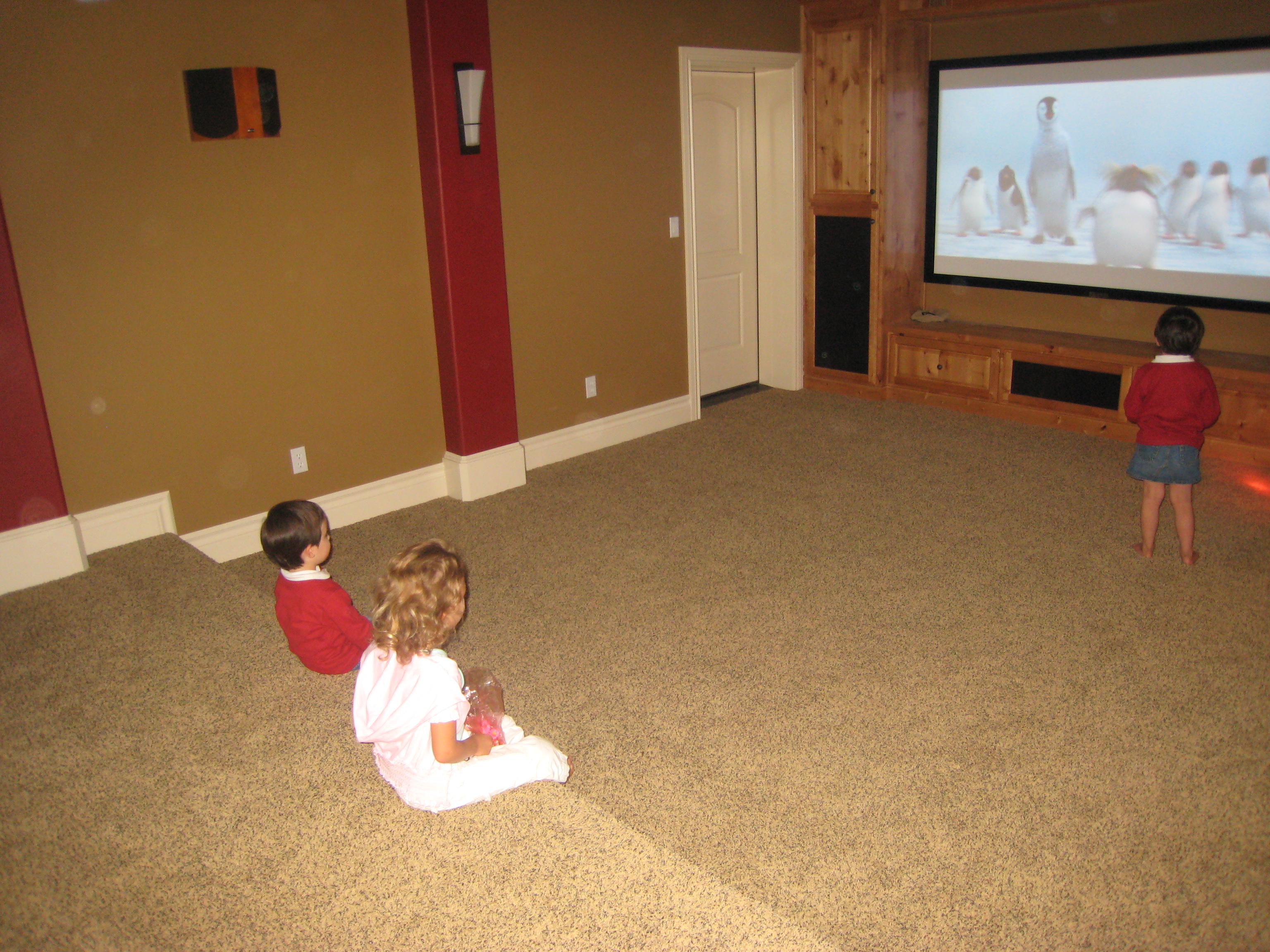 Lola, Sara y Luciana viendo una peli