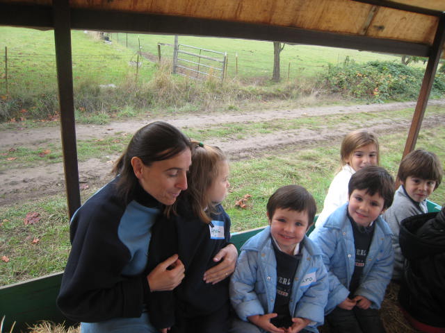 Cristina, Angela, Sara, Lola, Alba y Andreu en el tractor