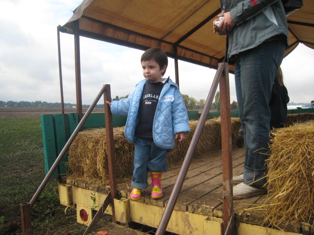 Sara bajando del tractor