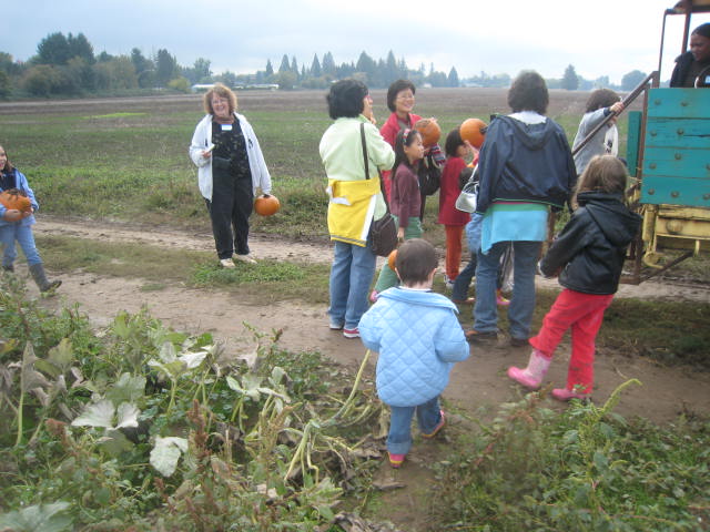 Subiendo al tractor, con otras integrantes del grupo de cocina.