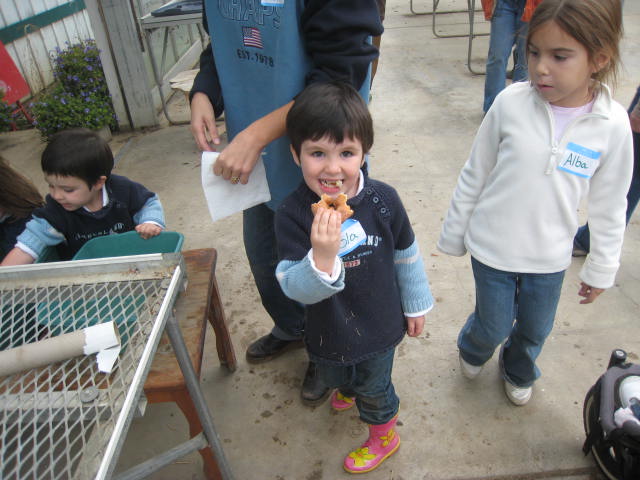 Lola no iba a irse sin acabar con la fuente de donuts…