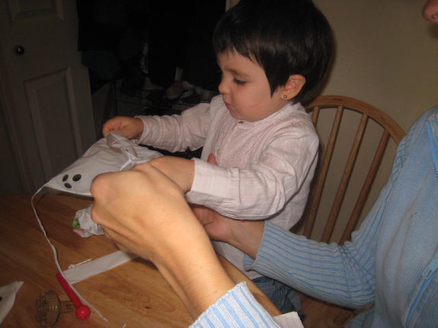 Sara haciendo fantasmitas