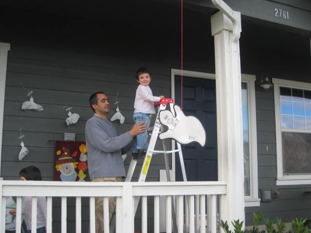 Sara decorando desde la escalera