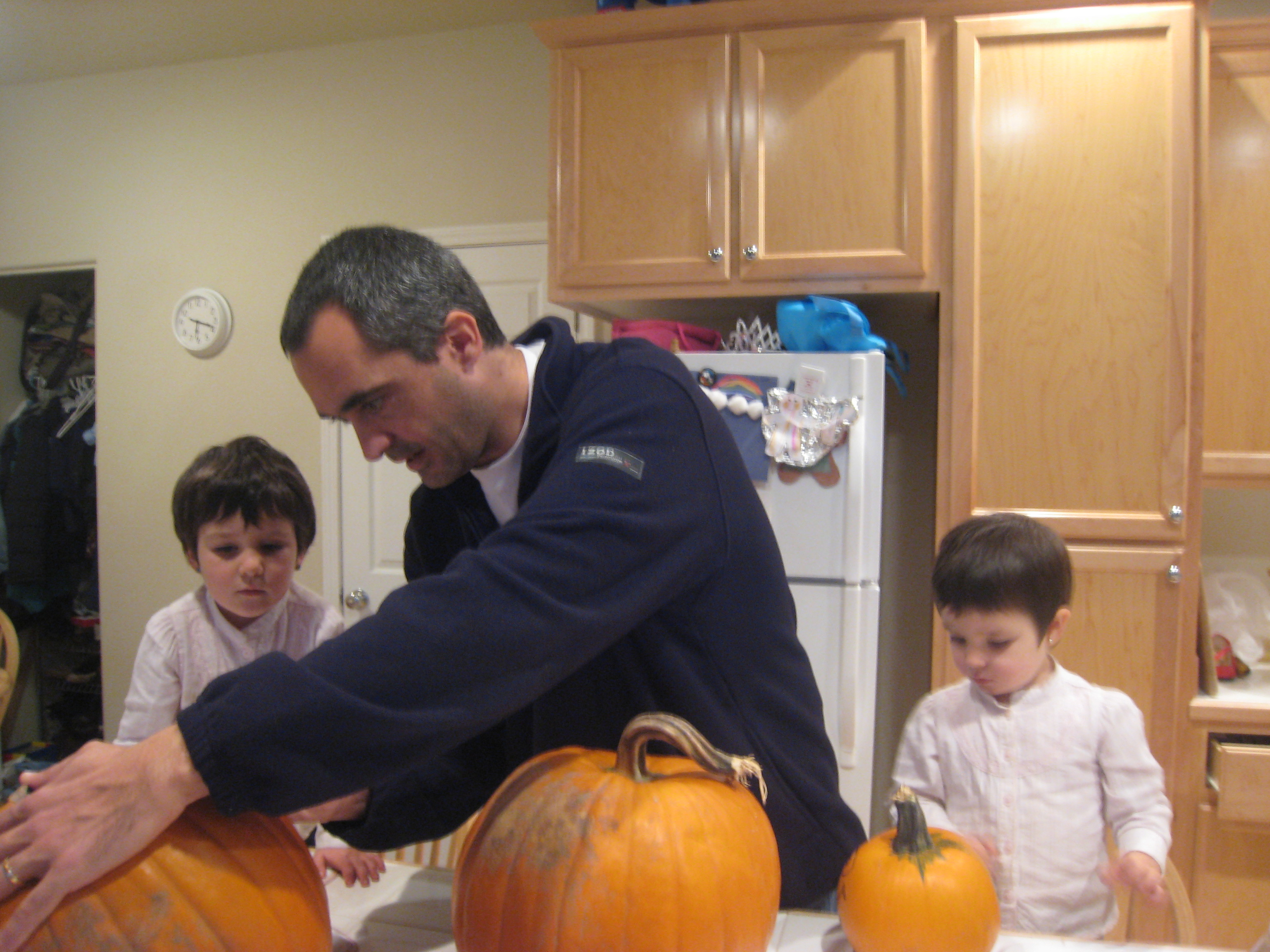 Gabi pintando su calabaza con Lola y Sara