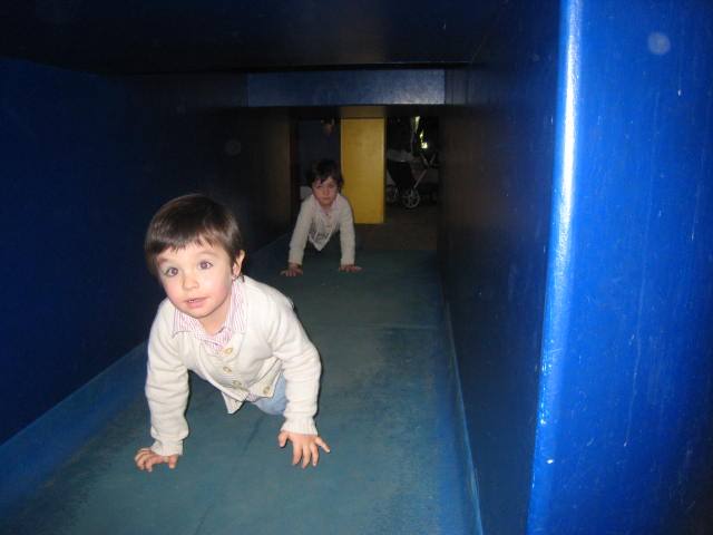 Lola y Sara pasando por debajo de una de las peceras