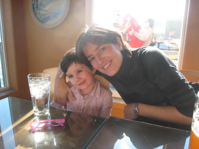 Lola posando con su madre