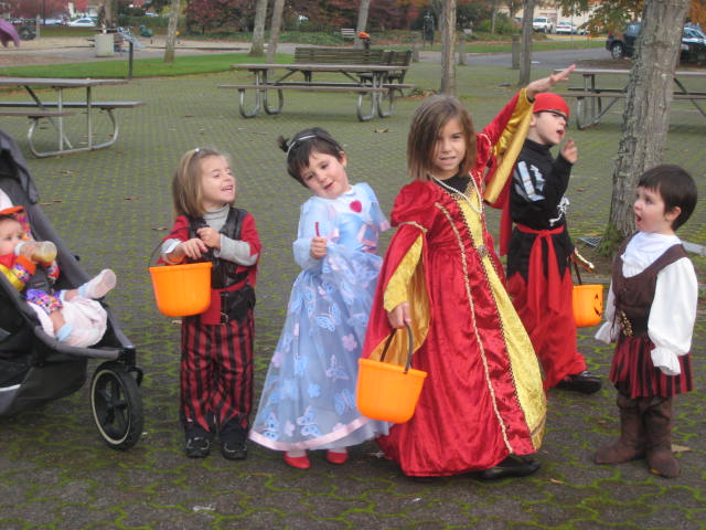 Alba, Andreu, Angela, Lola, Sara y Olaiz posan con sus disfraces