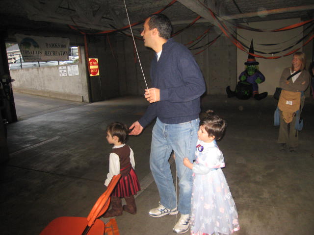 Lola y Sara viendo una actuacion musical