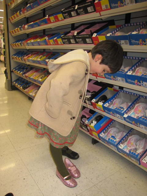 Lola probandose unos zapatitos sencillos y monos.