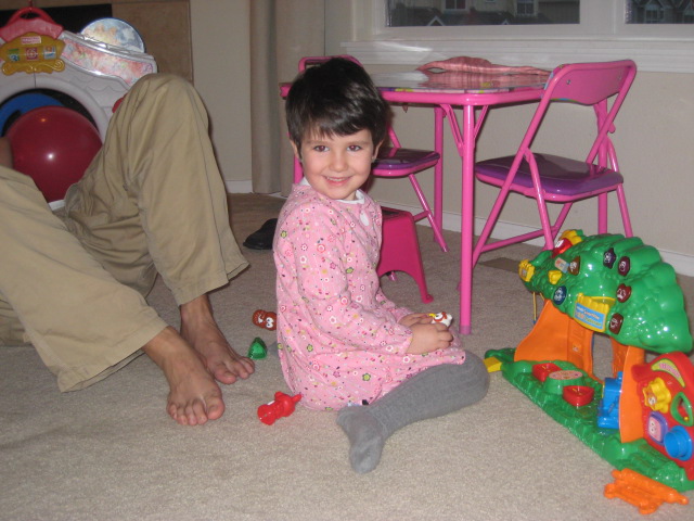 Lola jugando con un regalo de Olaiz