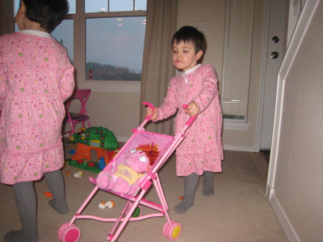 Sara jugando con el otro regalo de Olaiz