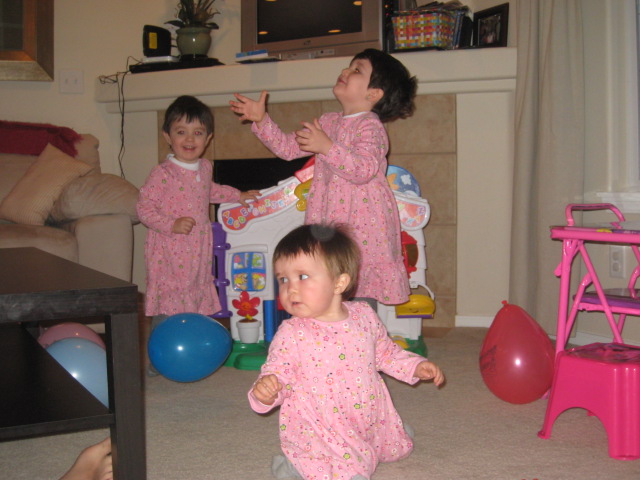 Las tres jugando con los globos