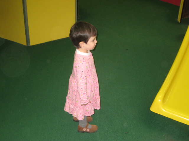 Sara decidiendo a a qué jugar en el cumple de Sierra