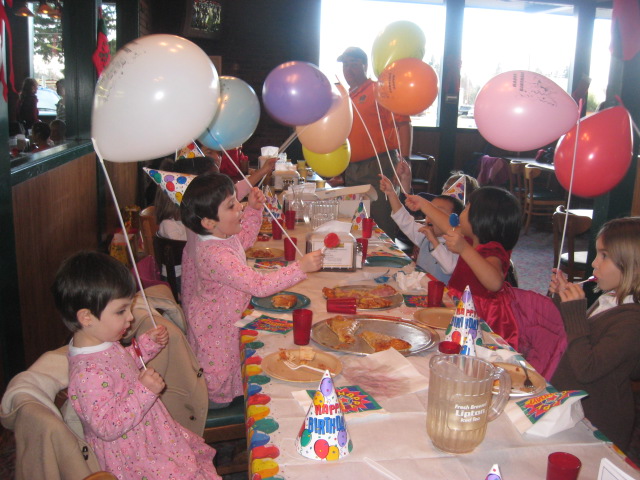 Todos con globos en el cumple de Sierra