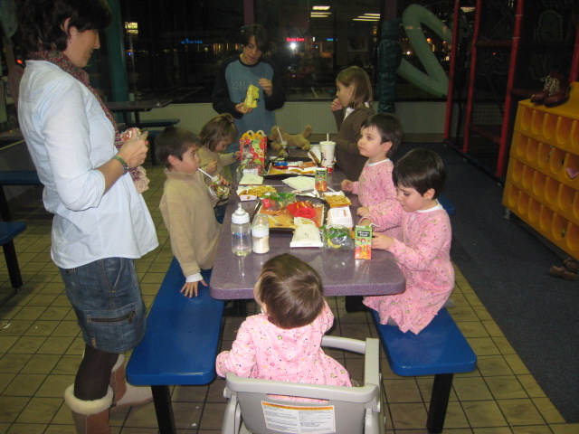Celebrando el cumple de Olaiz en McDonalds