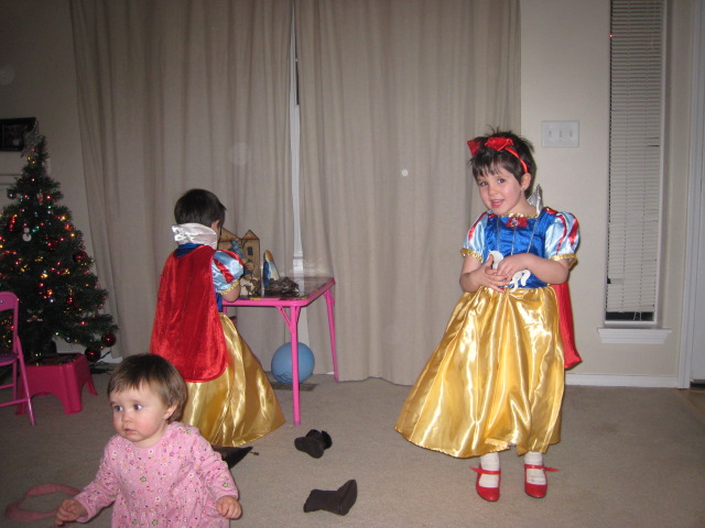 Lola y Sara de Blancanieves. Lola esta poco rechiflada
