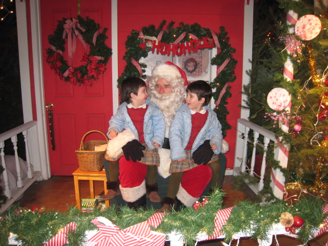 Lola y Sara con Santa
