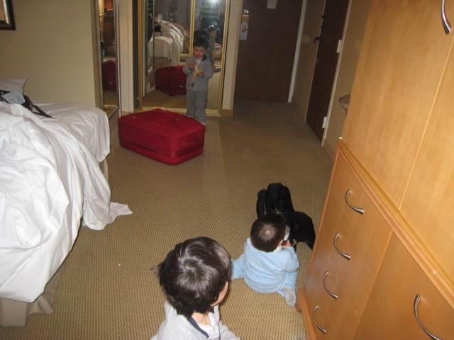 Lola, Sara y Olaiz jugando en la habitación del hotel