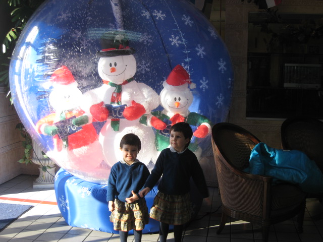 Lola y Sara con los adornos navideños de la oficina de turismo