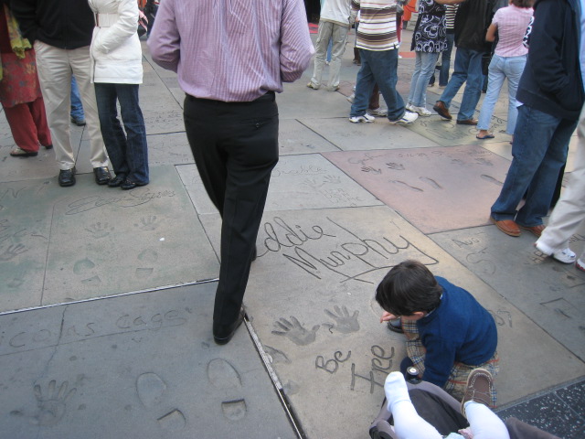 Entrada al teatro chino con las firmas y manos de los famosos