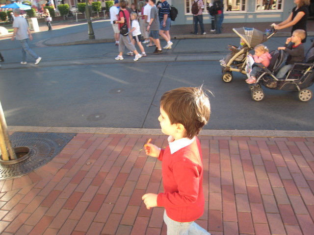 Calle principal de Downtown Disney. Lola ve el castillo