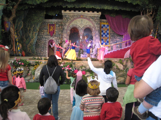 Aprendiendo a bailar en un baile real: Con Mulan, Snow White y Sleeping Beauty
