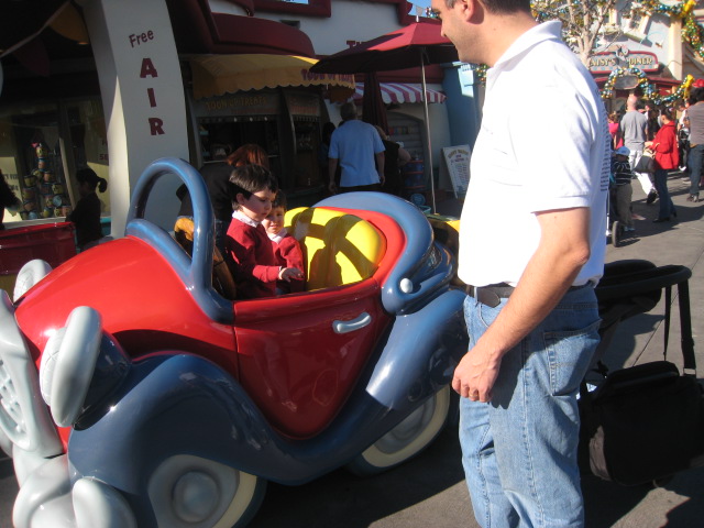 En uno de los coches de Goofy