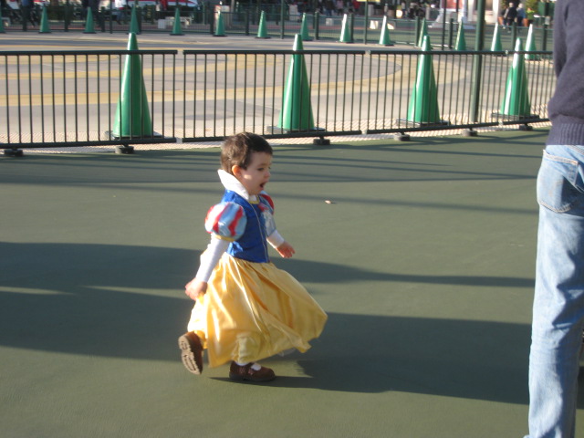 Sara llegando a Disney