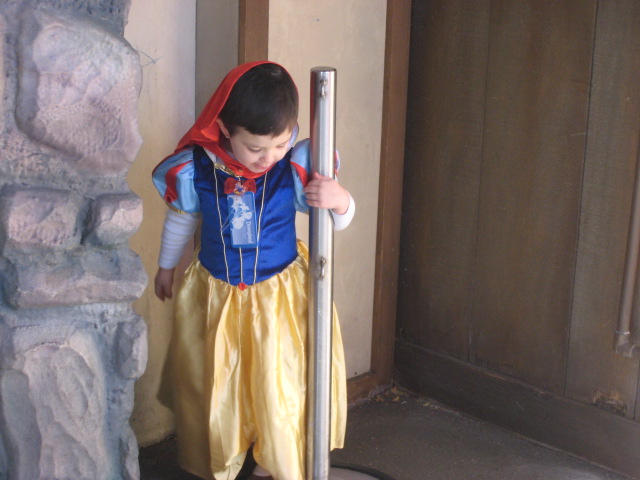 Sara en la cola de las princesas