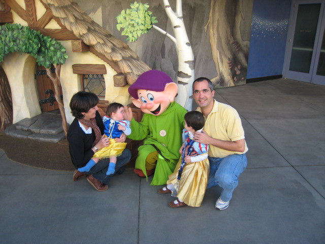 Las dos Blancanieves con el enanito