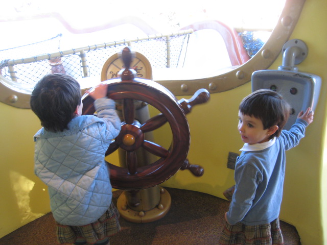 Lola y Sara llevando el barco de Donald