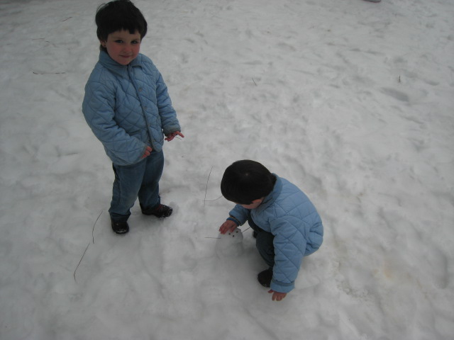 Lola y Sara haciendo un muñequititotito de nieve