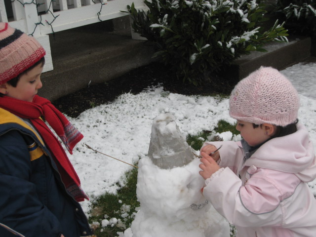 Lola y Sara poniendo los ultimos detalles del Snowman