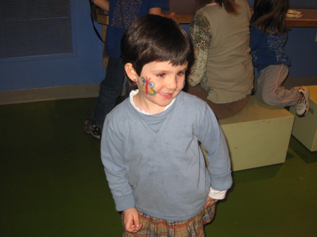 Lola encantada con su cara pintada
