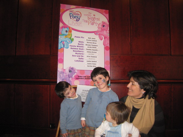 Posando antes de entrar a la sala