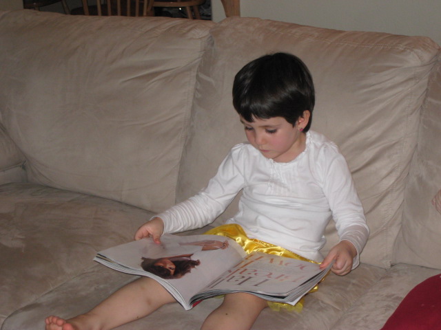 Lola leyendo instyle