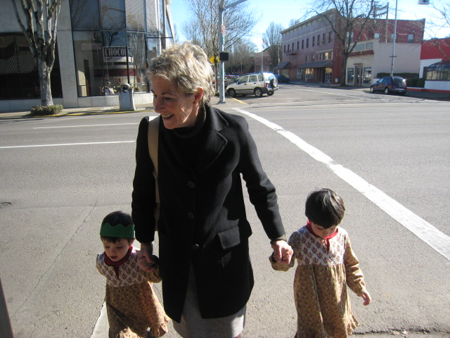 Lola y Sara con la abuela