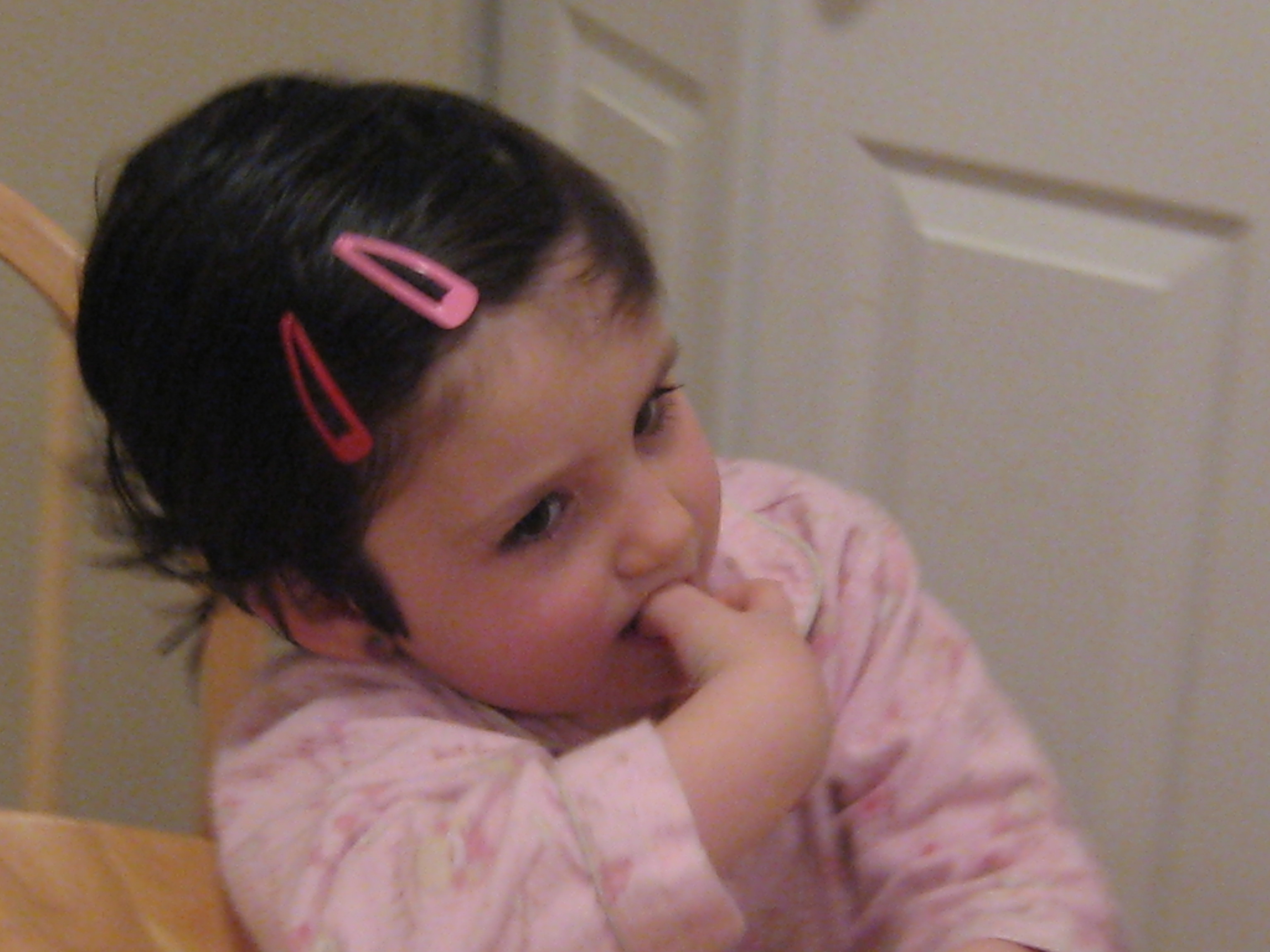 Lola mordiendose las uñas