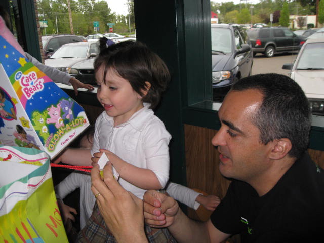 Sara abriendo regalo