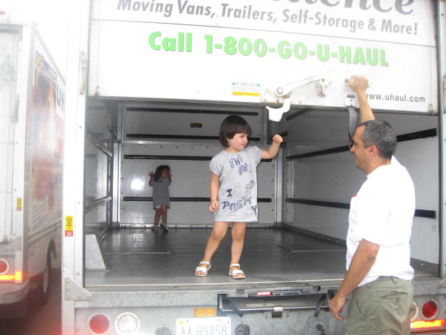 Sara y Olaiz en el camion durante la eleccion del tamaño