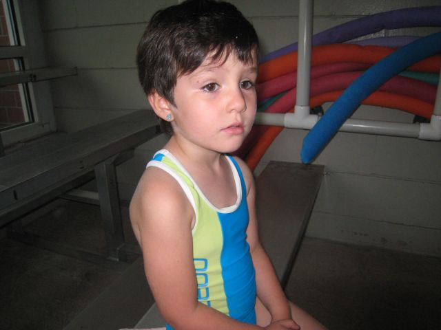 Lola esperando a que empiece el curso de natacion
